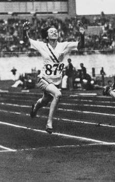 Betty Robinson vince i 100 metri alle Olimpiadi di Amsterdam 1928
