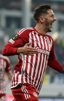 epa11221265 Olympiacos' Stevan Jovetic celebrates with teammates after scoring the 1-5 during the UEFA Europa Conference League Round of 16, second leg soccer match Maccabi Tel Aviv vs Olympiacos Piraeus, in Backa Topola, Serbia, 14 March 2024.  EPA/ANDREJ CUKIC