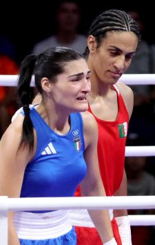 epaselect epa11515317 Angela Carini (L) of Italy abandons her bout in the Women 66kg preliminaries round of 16 against Imane Khelif of the Boxing competitions in the Paris 2024 Olympic Games, at the North Paris Arena in Villepinte, France, 01 August 2024.  EPA/YAHYA ARHAB