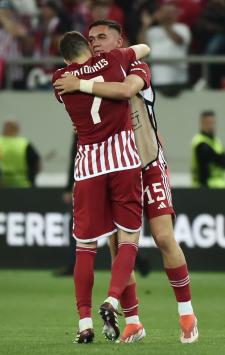 PIRAEUS, GREECE - MAY 09: Santiago Hezze of Olympiakos celebrates with teammates Chiquinho and Quini Marin at full-time following the team's victory in the UEFA Europa Conference League 2023/24 Semi-Final second leg match between Olympiacos FC and Aston Villa at Stadio Georgios Karaiskakis on May 09, 2024 in Piraeus, Greece. (Photo by Milos Bicanski/Getty Images)