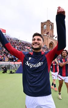 BOLOGNA, ITALY - APRIL 01: Riccardo Orsolini of Bologna FC celebrates victory in the Serie A TIM match between Bologna FC and US Salernitana at Stadio Renato Dall'Ara on April 01, 2024 in Bologna, Italy. (Photo by Alessandro Sabattini/Getty Images)