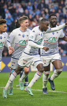 Caen's French forward #07 Godson Kyeremeh (C) celebrates with teammates after scoring Caen's first goal during the French Cup football match between Le Havre AC and Stade Malherbe Caen at the Stade Oceane in Le Havre, northern France, on January 7, 2024. (Photo by Lou Benoist / AFP)