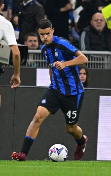 MILAN, ITALY - OCTOBER 01:  Valentin Carboni of FC Internazionale in action during the Serie A match between FC Internazionale and AS Roma at Stadio Giuseppe Meazza on October 01, 2022 in Milan, Italy. (Photo by Mattia Ozbot - Inter/Inter via Getty Images)