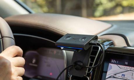 Sbarca anche in Italia il piccolo dispositivo che rende connessa anche una auto di vecchia generazione: ecco come si installa e cosa può fare Amazon Echo Auto
