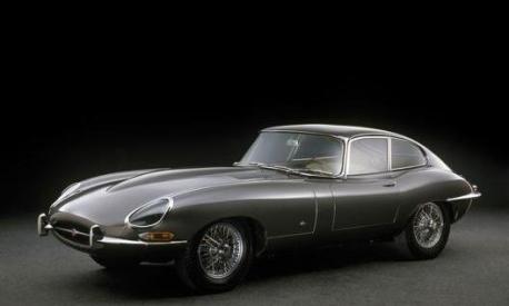 La Jaguar E-Type presentata a Ginevra nel 1961, disegnata da William Lyons e Malcom Sayer, apprezzata anche da Enzo Ferrari
