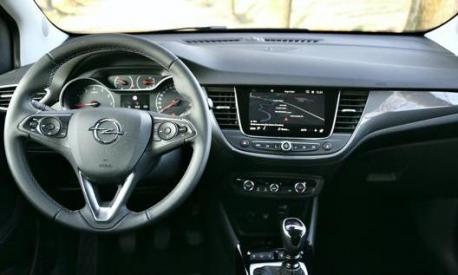 Il cruscotto di Opel Crossland unisce elementi analogici e digitali, al centro della plancia lo schermo misura 8 pollici