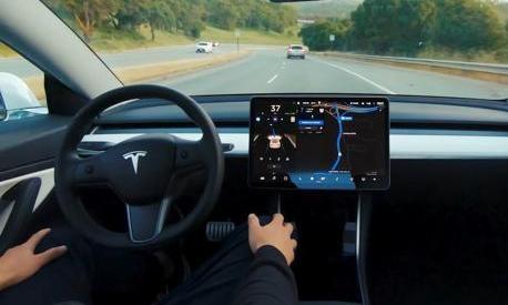 Una Tesla con Autopilot in funzione
