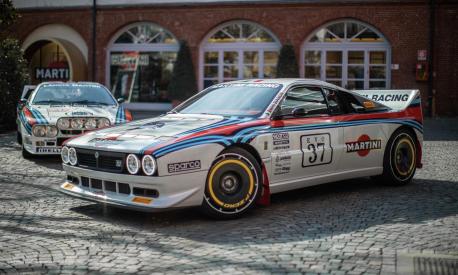 Generazioni a confronto: in primo piano la Kimera Evo37, in secondo la Lancia Rally 037, entrambe in livrea Martini Racing