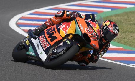 Kalex Red Bull KTM Ajo Spanish rider Augusto Fernandez takes part in the free practice 1 of the Argentina Grand Prix Moto2 at the Termas de Rio Hondo circuit, in Termas de Rio Hondo, in the Argentine northern province of Santiago del Estero, on April 2, 2022. (Photo by JUAN MABROMATA / AFP)