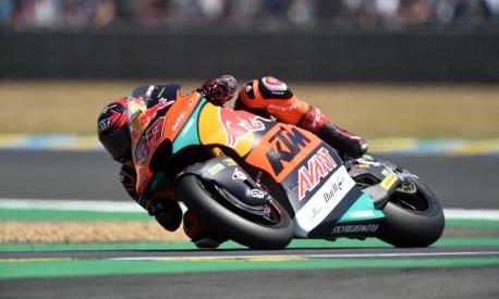 Red Bull KTM Ajo Spanish rider Augusto Fernandez rides during the Moto 2 race at the French Moto GP Grand Prix, at the Bugatti circuit in Le Mans, northwestern France, on May 15, 2022. (Photo by JEAN-FRANCOIS MONIER / AFP)