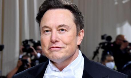 (FILES) In this file photo taken on May 02, 2022 CEO, and chief engineer at SpaceX, Elon Musk, arrives for the 2022 Met Gala at the Metropolitan Museum of Art in New York. - Brazilian President Jair Bolsonaro is set to meet with billionaire Elon Musk on May 20, 2022, according to a government source. The meeting will be held in Sao Paulo, a source with the Brazilian president's office told AFP, without giving any details on what will be on the agenda. (Photo by ANGELA  WEISS / AFP)