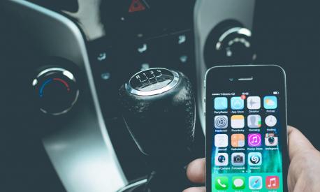 Smartphone alla guida, sospensione immediata della patente - Dueruote