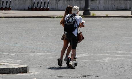 Turistiin monopattino per le vie del centro, Roma, 14 Agosto 2020. ANSA/GIUSEPPE LAMI
