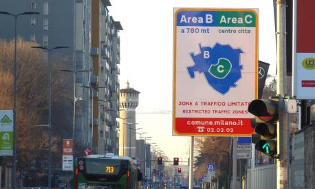 Milano, nuove regole alla mobilità: il ticket di Area C aumentato a 7,5 euro,  Area B vietata ai camion senza sensori