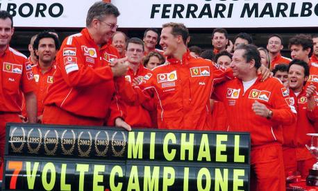 Michael Schumacher festeggia con il team Ferrari il secondo posto al gp del Belgio, 29 agosto 2004. ANSA / Oliver Weiken