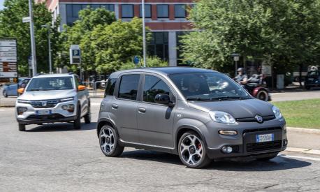 Fiat Panda Hybrid e Dacia Spring interpretano la mobilità urbana contemporanea