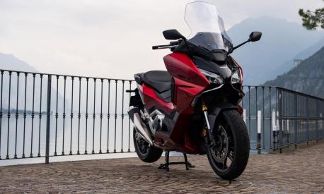 L'Honda Forza 750 punta su un'estetica e una tecnica di pura ispirazione motociclistica