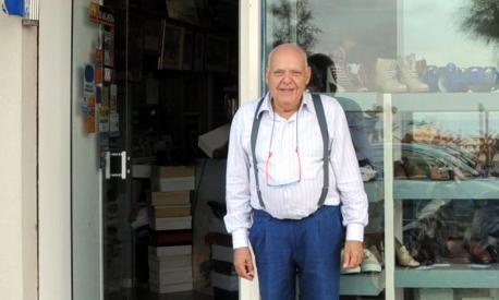 Francesco Liberto, in arte Ciccio di Cefalù, di fronte al suo negozio