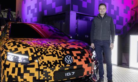 Thomas Schafer amministratore delegato marchio Volkswagen con la ID.7 presentata al Ces 2023 di Las Vegas
