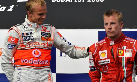 Heikki Kovalainen nel giorno della sua unica vittoria in F1, Ungheria 2008. A destra Kimi Raikkonen. AFP
