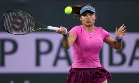 INDIAN WELLS, CALIFORNIA - MARCH 14: Emma Raducanu of Great Britain in action against Iga Swiatek of Poland during BNP Paribas Open on March 14, 2023 in Indian Wells, California.   Julian Finney/Getty Images/AFP (Photo by JULIAN FINNEY / GETTY IMAGES NORTH AMERICA / Getty Images via AFP)