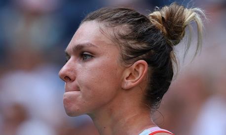 NEW YORK, NEW YORK - AUGUST 29: Simona Halep of Romania reacts against Daria Snigur of Ukraine during the Women's Singles First Round on Day One of the 2022 US Open at USTA Billie Jean King National Tennis Center on August 29, 2022 in the Flushing neighborhood of the Queens borough of New York City.   Julian Finney/Getty Images/AFP == FOR NEWSPAPERS, INTERNET, TELCOS & TELEVISION USE ONLY ==