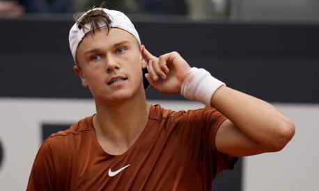 Denmark's Holger Rune gestures during a semi final match against Norway's Casper Ruud at the Italian Open tennis tournament in Rome, Italy, Saturday, May 20, 2023. (AP Photo/Alessandra Tarantino)