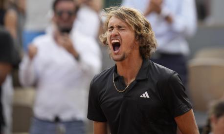 Germany's Alexander Zverev celebrates winning his quarterfinal match of the French Open tennis tournament against Argentina's Tomas Martin Etcheverry in four sets, 6-4, 3-6, 6-3, 6-4, at the Roland Garros stadium in Paris, Wednesday, June 7, 2023. (AP Photo/Christophe Ena)