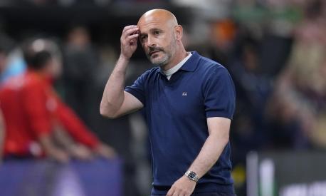 Fiorentina coach Vincenzo Italiano reacts during the Europa Conference League final soccer match between Fiorentina and West Ham at the Eden Arena in Prague, Wednesday, June 7, 2023. (AP Photo/Petr David Josek)