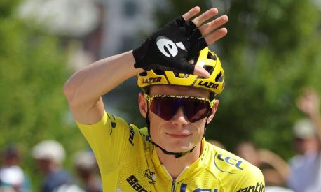 Jumbo-Visma's Danish rider Jonas Vingegaard wearing the overall leader's yellow jersey waves as he awaits the start of the 17th stage of the 110th edition of the Tour de France cycling race, 166 km between Saint-Gervais Mont-Blanc and Courchevel, in the French Alps, on July 19, 2023. (Photo by Thomas SAMSON / AFP)