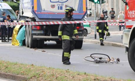 Il luogo dell'incidente dove una ciclista è stata travolta e uccisa da un camion in centro a Milano, 29 agosto 2023. ANSA/Paolo Salmoirago