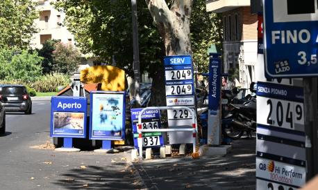 I prezzi di una pompa di benzina a Roma,  17 agosto 2023.   ANSA/MAURIZIO BRAMBATTI