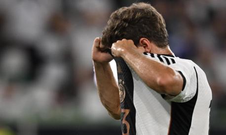 epa10851561 Germany's Thomas Mueller pulls his shirt over his head after the friendly soccer match between Germany and Japan in Wolfsburg, Germany, 09 September 2023.  EPA/FILIP SINGER