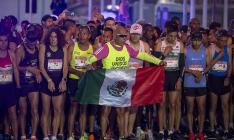 epa10823589 Runners wait for the start of the XL Marathon of Mexico City, at the Estadio Olimpico Universitario in Mexico City, Mexico, 27 August 2023.  EPA/Isaac Esquivel