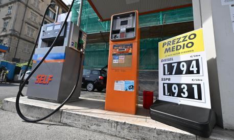 Da oggi sono obbligatori i cartelli esposti del prezzo medio nazionale del costo della benzina e diesel nei distributori di carburante di tutta Italia. Genova, 01 agosto2023. ANSA/LUCA ZENNARO
