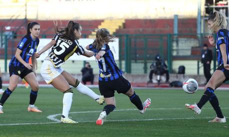 BIELLA, ITALY - NOVEMBER 19: Julia Grosso of Juventus scores her goal during the Women Serie A eBay match between Juventus Women and FC Internazionale Women at Stadio Comunale Vittorio Pozzo Lamarmora on November 19, 2023 in Biella, Italy. (Photo by Marco Luzzani/Getty Images)