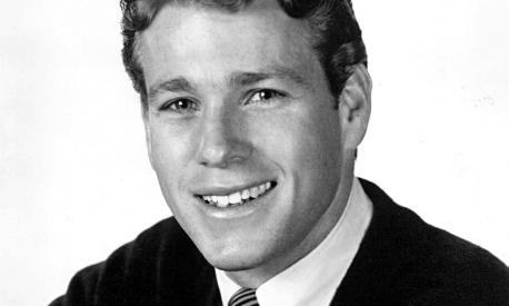Ryan O'Neal in una foto tratta da Wikipedia.  ANSA/Wikipedia +++ ANSA PROVIDES ACCESS TO THIS HANDOUT PHOTO TO BE USED SOLELY TO ILLUSTRATE NEWS REPORTING OR COMMENTARY ON THE FACTS OR EVENTS DEPICTED IN THIS IMAGE; NO ARCHIVING; NO LICENSING +++ NPK +++