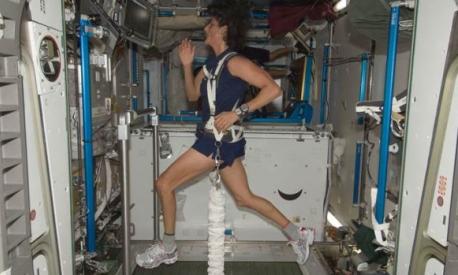 La prima maratona nello spazio risale al 2007, fu la statunitense Sunita Williams (qui in allenamento) a correrla il 16 aprile scattando in contemporanea alla maratona di Boston