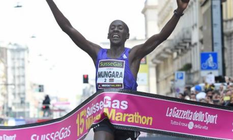 IL maratoneta kenyota Kenneth Mungara esulta sul tragurado della Maratona di Milano, 12 aprile 2015. ANSA/DANIEL DAL ZENNARO