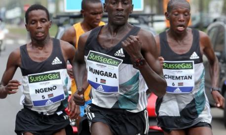 Kenneth Mburu Mungara (centro) in azione questa mattina durante la 16¡ edizione della SuisseGas Milano Marathon, 3 aprile 2016.ANSA / MATTEO BAZZI