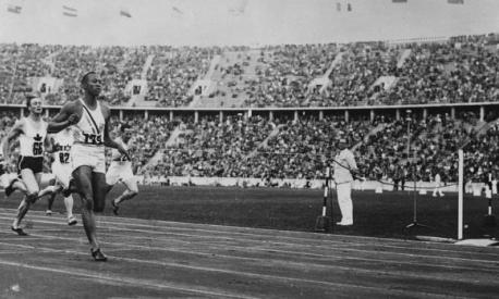 Jesse Owens (1913 - 1980) alle Olimpiadi di Berlino del 1936 (Photo by Central Press/Getty Images)