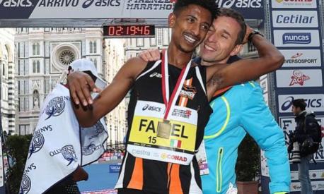 Eyob Faniel Ghebrehiwet con Ruggero Pertile sul traguardo della maratona di Firenze (Colombo)