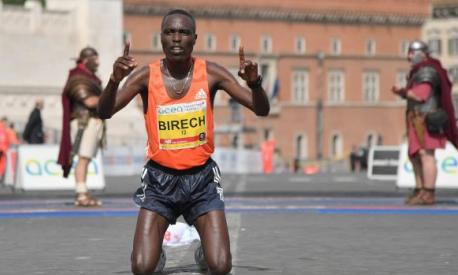 Il keniano Jairus Kipchoge Birech festeggia la vittoria nella 24^ Maratona di Roma/ AFP PHOTO / Tiziana FABI