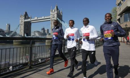Il keniano Daniel Wanjiru, l'etiope Kenenisa Bekele, il keniano Eliud Kipchoge e l'etiope Guye Adola davanti a Tower Bridge. (AFP Daniel LEAL-OLIVAS)