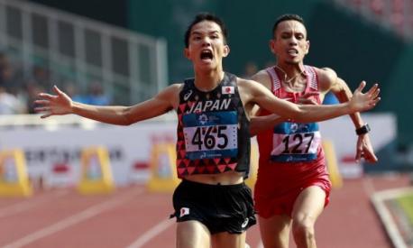 Il giapponese Hiroto Inoue precede Elhassan Elabbassi del Bahrein sul traguardo della maratona dei Giochi Asiatici a Giacarta