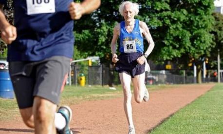 Ed Whitlock è stato il primo maratoneta a 74 anni a correre con il tempo di 2h58'40".