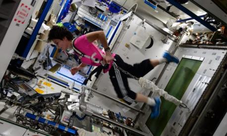 L'astronauta dell'ESA Samantha Cristoforetti si esercita sulla Stazione Spaziale Internazionale durante la sua missione Futura nel 2015. Copyright: ESA/NASA