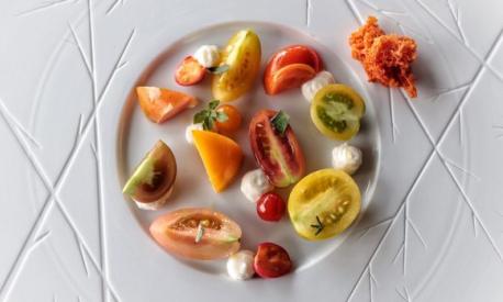  'Pomodori di giornata', un piatto immancabile nel menu dello stellato La Cru