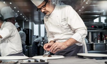 Antonio Guida nella cucina del Seta al Mandarin Oriental, due stelle Michelin: è uno dei migliori ristoranti di Milano.