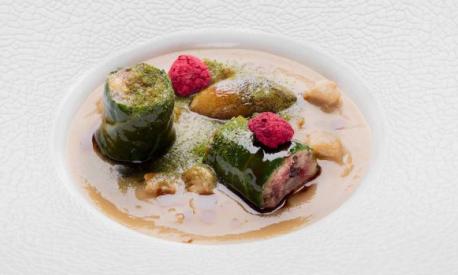 Un grande piatto di Antonio Guida: Chartreuse di verza farcita con capriolo, scorzonera e salsa suprema